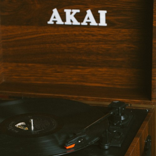 Akai Πικάπ ATT-101 BT (110584-0042) Βαλιτσάκι Πικάπ με Bluetooth και Ενσωματωμένα Ηχεία