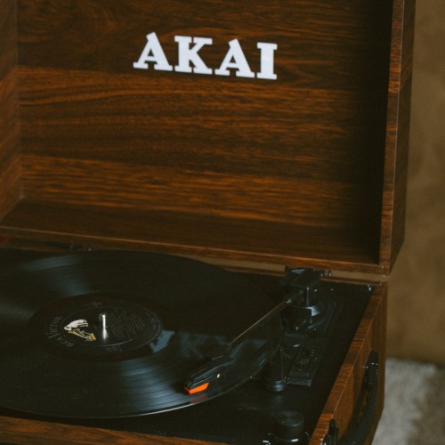 Akai Πικάπ ATT-101 BT (110584-0042) Βαλιτσάκι Πικάπ με Bluetooth και Ενσωματωμένα Ηχεία